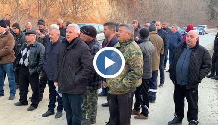 Кметове оглавиха протеста заради разбити и опасни пътища