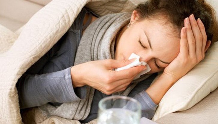 Започва с рязко покачване на телесната температурата, болки в мускулите и ставите, главоболие, суха кашлица, болки в гърлото, отпадналост, умора и затруднено дишане Започва с рязко покачване на телесната температурата, болки в мускулите и ставите, главоболие, суха кашлица, болки в гърлото, отпадналост, умора и затруднено дишане