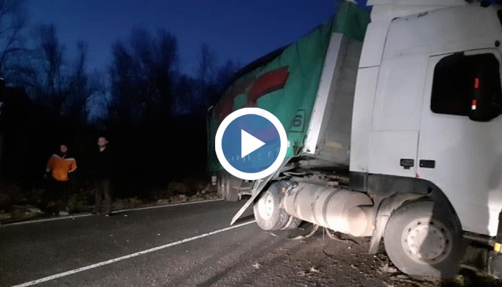 При единия инцидент ТИР се е завъртял в Кресненското дефиле и блокирал трафика
