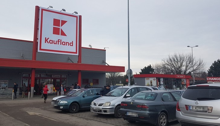 22-годишната жена, отворила предната врата, седнала в колата и поискала стотинки