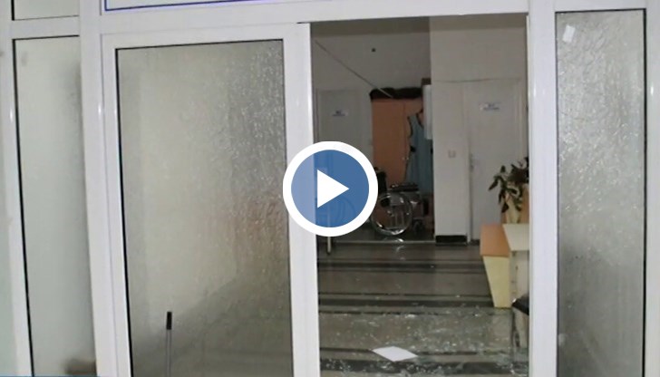 Арестант счупи стъклена врата в опит да избяга