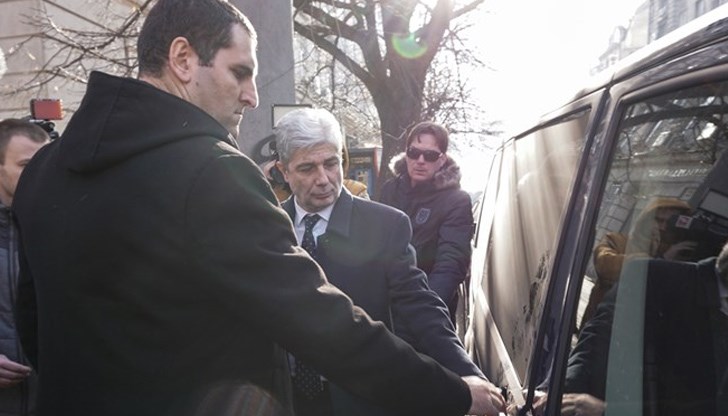 Нено Димов бе отведен в ареста на 3-о районно управление, където бил настанен сам в килия