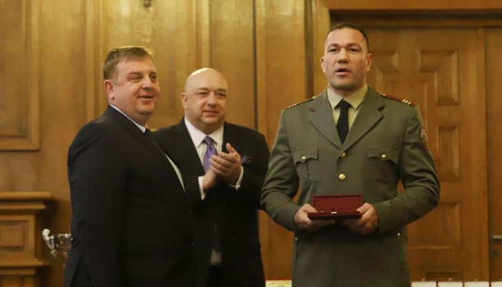 Пенсионерите на заплата създават напрежение в армията, констатира военният министър Пенсионерите на заплата създават напрежение в армията, констатира военният министър