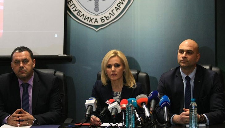 Служители в ГРАО, ЧСИ и адвокат също са част от групата, действала в София