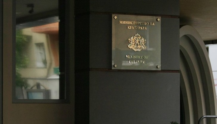 Решението на министър Боил Банов да премести Националния регистър на недвижимите културни ценности във влажното подземие на централната сграда на Министерство на културата не само не гарантира неговото опазване, но и крие сериозни рискове