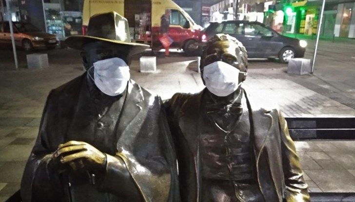 Неизвестни са оборудвали знаменитите български литератори с респираторни маски