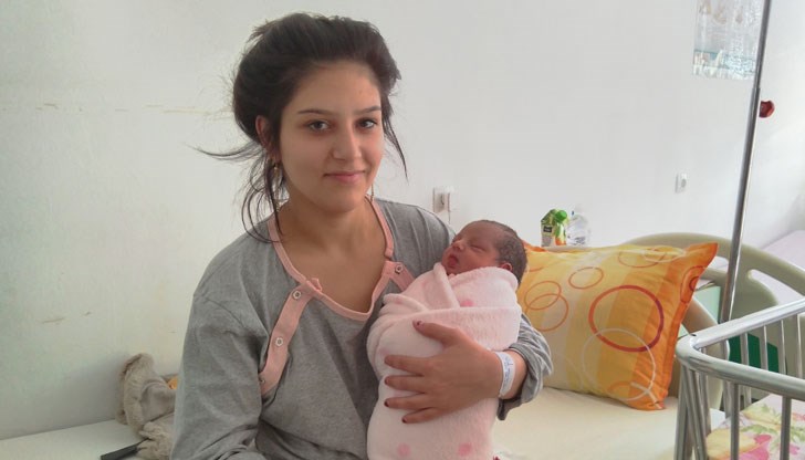 Момиченцето се е появило на бял свят 12 минути след полунощ днес, 2-ри януари