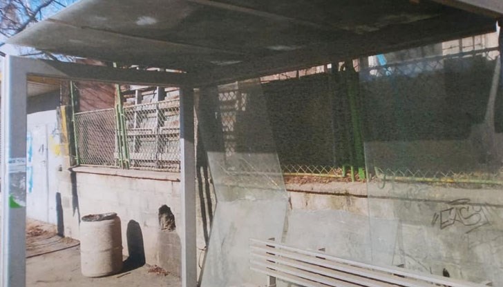 Фирмата концесионер вече е започнала работа по почистване и отстраняване на нередностите, така че русенци да могат да се радват на приветливи автобусни спирки