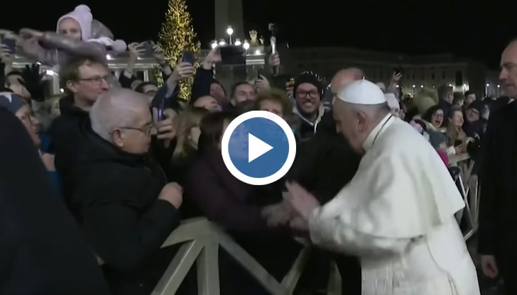 Видео с папа Франциск, който се измъква от лапите на почитателка, се превърна в хит в социалните медии