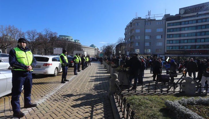 Тарторите на агитките са били привикани тези дни в съответните полицейски управления да се подпишат под предупредителни протоколи, че няма да участват в масови събития извън стадионите