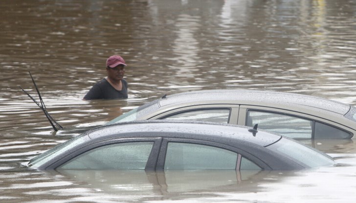 Хиляди жители на Джакарта напуснаха домовете си, летището беше затворено