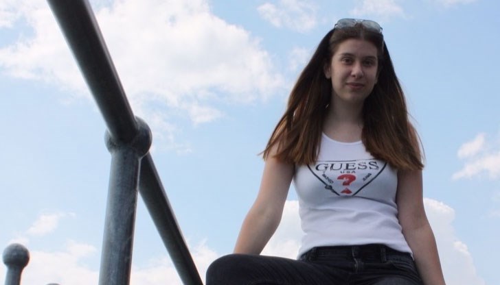 18-годишната ученичка има огромен тумор в гърдите, засегнал и белия дроб 18-годишната ученичка има огромен тумор в гърдите, засегнал и белия дроб