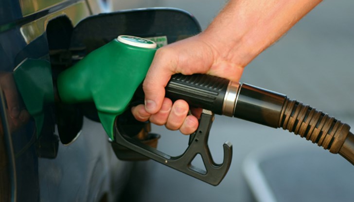 Извършиха проверки в три бензиностанции и един данъчен склад за гориво в Бургас