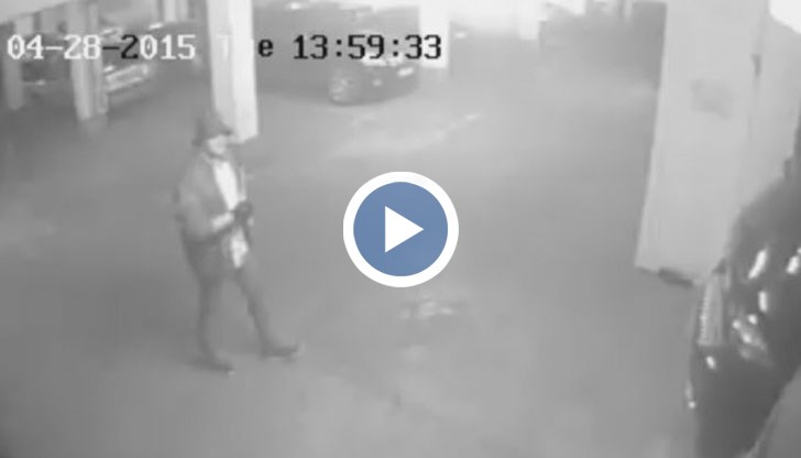 На кадрите се вижда съмнителен мъж, който се движи в паркинга на „Емко“ на 28 април 2015 г.