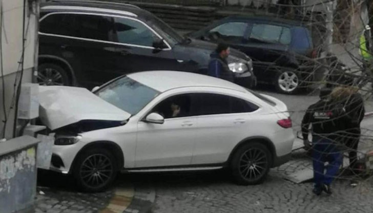 Пияният и дрогиран джигит размаза предницата на луксозния си Мерцедес Пияният и дрогиран джигит размаза предницата на луксозния си Мерцедес