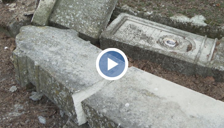 Счупени са десетки надгробни плочи