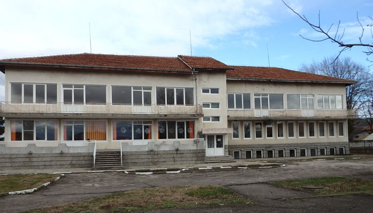 ДГ „Щастливо детство“ е една от най-големите на територията на общината и в нея всеки ден влизат по 30 малчугани ДГ „Щастливо детство“ е една от най-големите на територията на общината и в нея всеки ден влизат по 30 малчугани