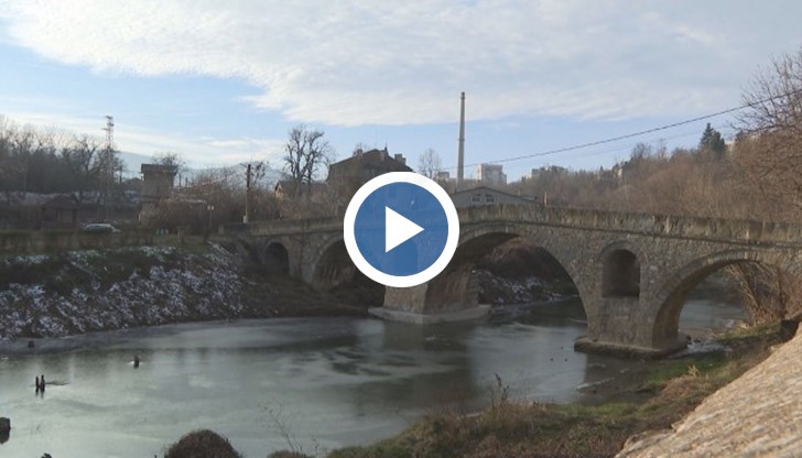 Не е ясно кой е разрешил изливане на 20 тона бетон в основите му