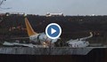 Турски самолет се разцепи на три при кацане