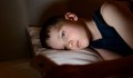 Психолози държат 24 часа дете на телефона, за да не се самоубие