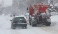 Закъсали автомобили затрудняват почистването на междуселищните пътища в община Русе