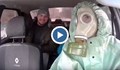 Шофьор на такси работи в защитен костюм и с противогаз