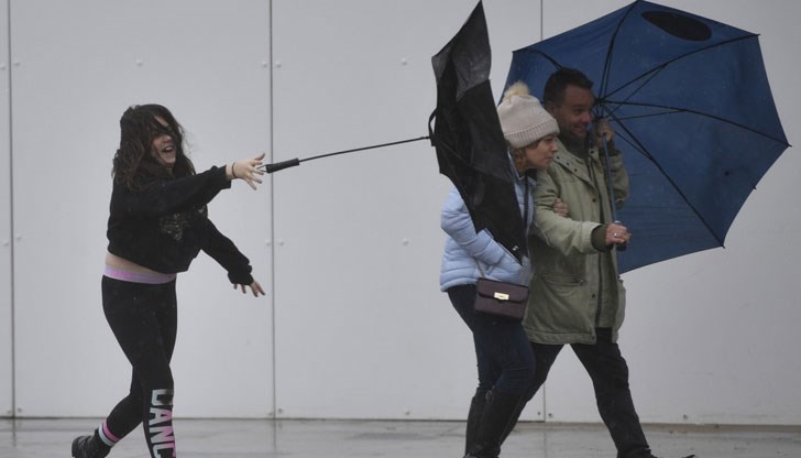 Стихията връхлетя Обединеното кралство с обилни валежи и силни ветрове