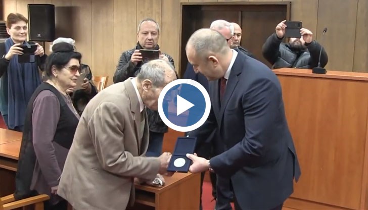 Президентът днес връчи на учителя си почетен знак на за приноса му за развитието на военното образование и Военновъздушните сили