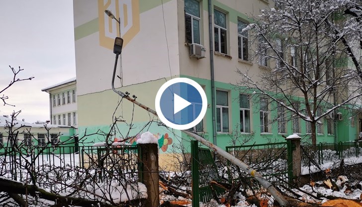 Метални стълбове от уличното осветление надвиснаха опасно над тротоарите