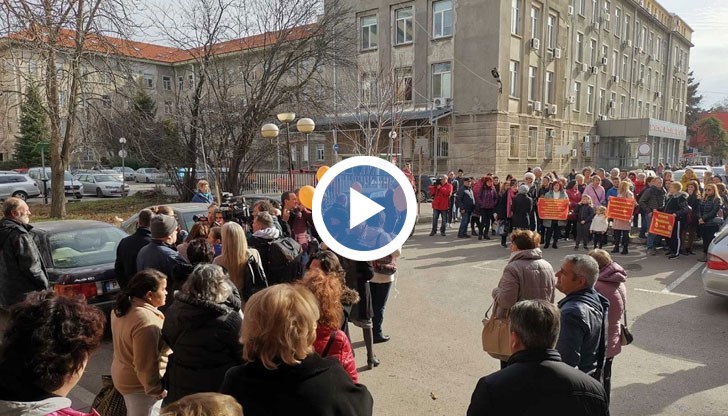 Русенци са разделени на два лагера - едните са против нехуманно отношение на освободените в Онкодиспансера лекари, а другите искат лекарите да бъдат върнати на работа