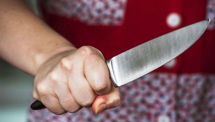 Обидената домакиня грабнала кухненски нож и го намушкала