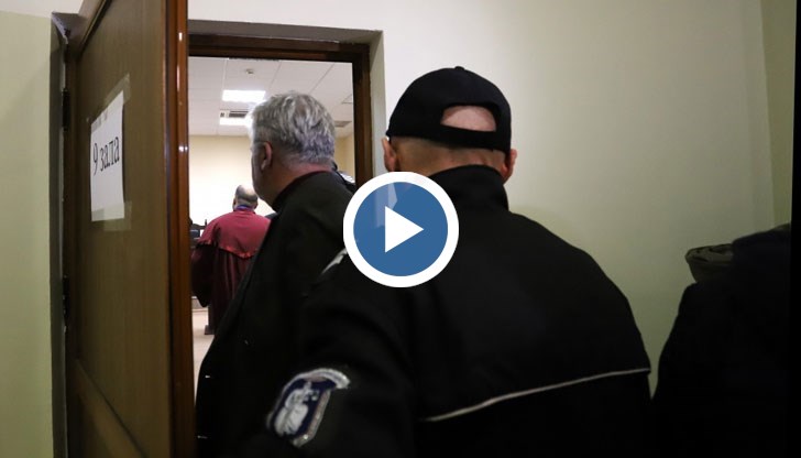 Съдебният състав чете цитати от свидетелските показания в съдебна зала