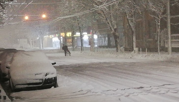 Зимната обстановка не може да изплаши колоездачите в северната столица на България
