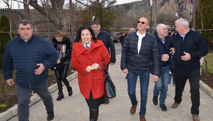 Министърът на земеделието зарязва лозя в село Нисово