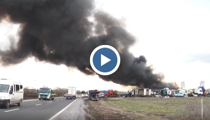 Три пожарникарски коли потушиха огъня за около два часа