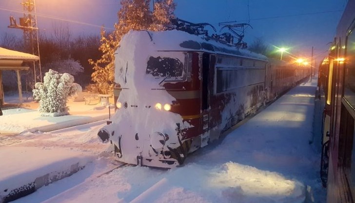 Влака се движи с повече от 250 минути закъснение Влака се движи с повече от 250 минути закъснение