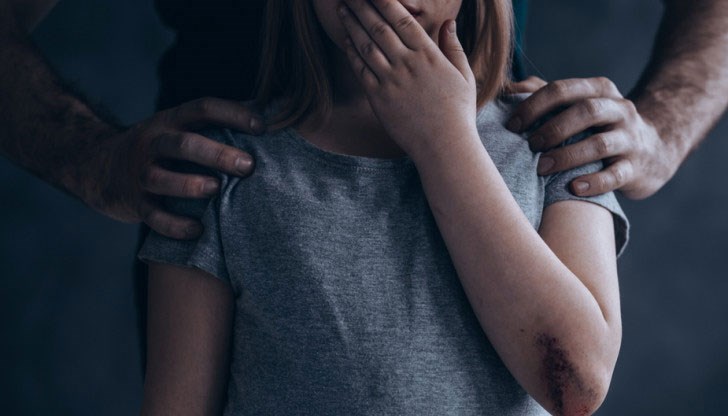 Удрял детето с юмруци по тила, заплашвал го да престане да плаче