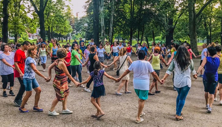 Да разтресем площада с кръшни хорца, заедно, ръка за ръка!