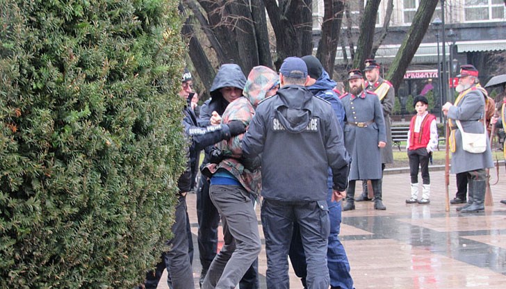 Мъжът, скандирал "Предател" и "Оставка", се оказа познайник на полицията Мъжът, скандирал "Предател" и "Оставка", се оказа познайник на полицията