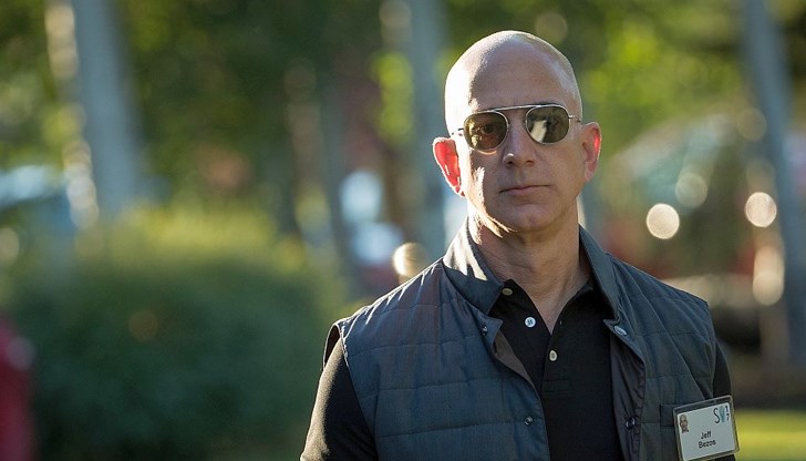 Състоянието на Джеф Безос е оценявано на 130 милиарда долара, така че 10 милиарда са около 8% от богатството на собственика на "Амазон" Състоянието на Джеф Безос е оценявано на 130 милиарда долара, така че 10 милиарда са около 8% от богатството на собственика на "Амазон"