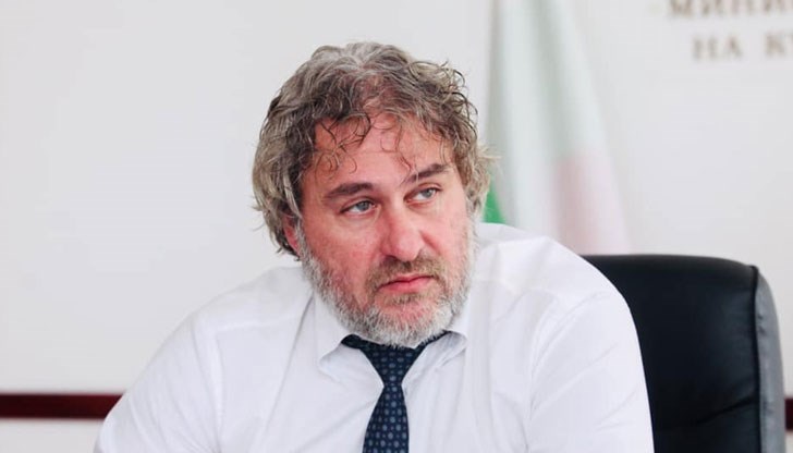 Неправилно се внушава, че културното министерство през годините е стояло и наблюдавало как се множи колекцията, без да предприеме съответните действия