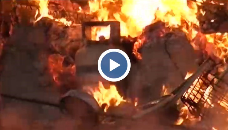 Огнената стихия е обхванала пристройка на триетажна къща, а огънят я обгърна за минути