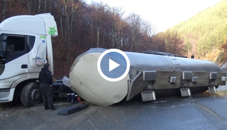 Двете ленти за движение в посока Разлог са затворени