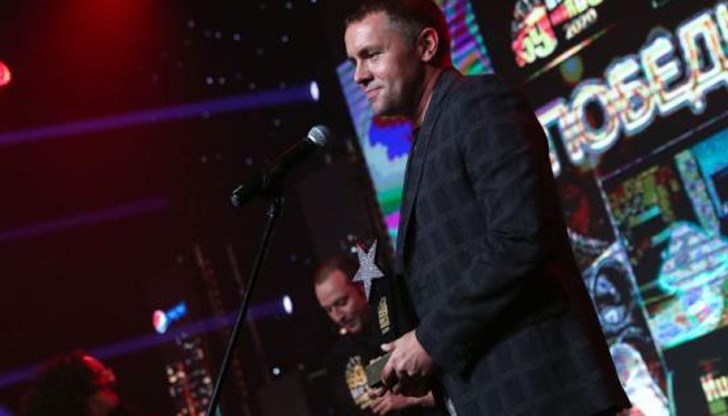 100 KILA връчи статуетката на Ицо Хазарта и обяви, че е завършил 12 клас, а любимецът от Ъпсурт обеща, че ще е шофьор на бала му 100 KILA връчи статуетката на Ицо Хазарта и обяви, че е завършил 12 клас, а любимецът от Ъпсурт обеща, че ще е шофьор на бала му