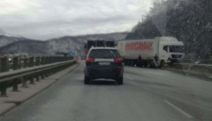 Движението на автомагистралата в посока София временно се осъществява само в скоростната лента