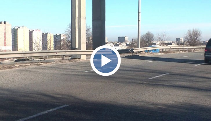 Става дума за място до колоните на все още недовършения пешеходен надлез в квартал "Чародейка"