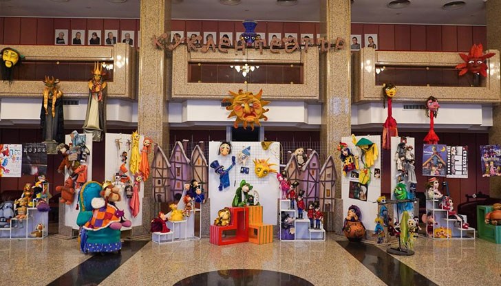 Доходното здание приютява стотина кукли, изработени в последните 25 години в ателието на Държавния куклен театър