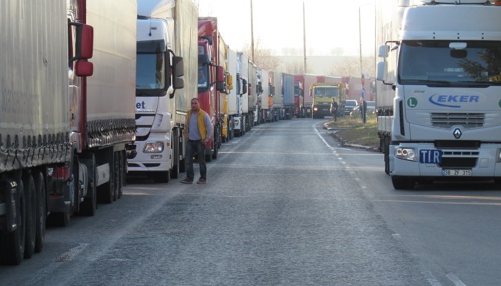 Жителите на двете населени места искат да се върне старата организация на движение, когато камионите се редяха на бул.“България“