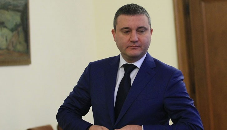 Обезценяване на спестяванията на българите няма да има, категоричен е финансовият министър