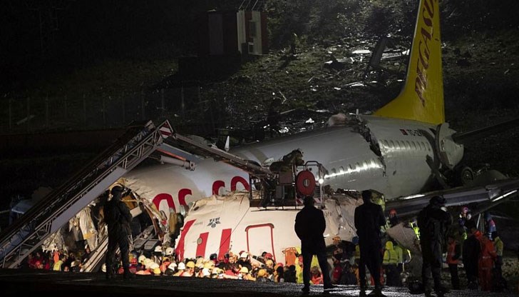 Боингът се разцепи на три при кацането Боингът се разцепи на три при кацането